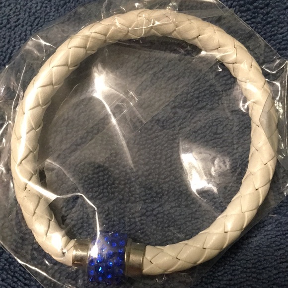 3 New beautiful charm bead bracelets. White, blue, red, turquoise. - Picture 2 of 7